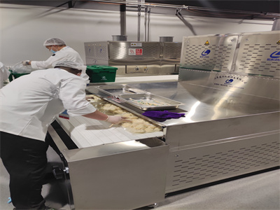 盒飯微波加熱設(shè)備成為提高效率、保障食品質(zhì)量的關(guān)鍵設(shè)備